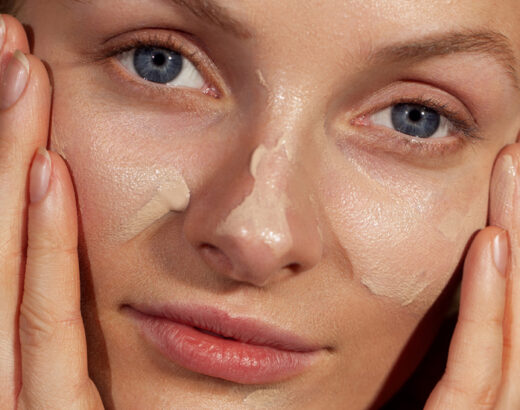 How to apply sunscreen to your face?