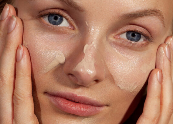 How to apply sunscreen to your face?