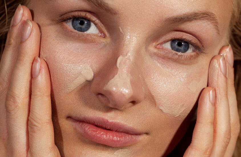 Wie trägst du Sonnenschutz auf dein Gesicht auf?