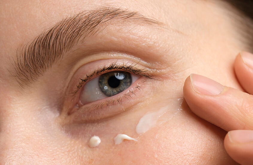 Comment appliquer correctement la crème pour le contour des yeux ?